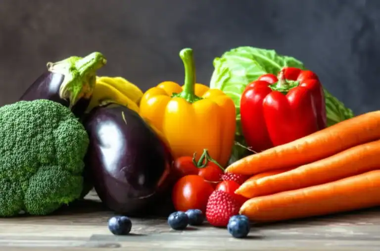 Variedade de frutas e vegetais coloridos, ricos em nutrientes, representando alimentos para imunidade naturalmente.