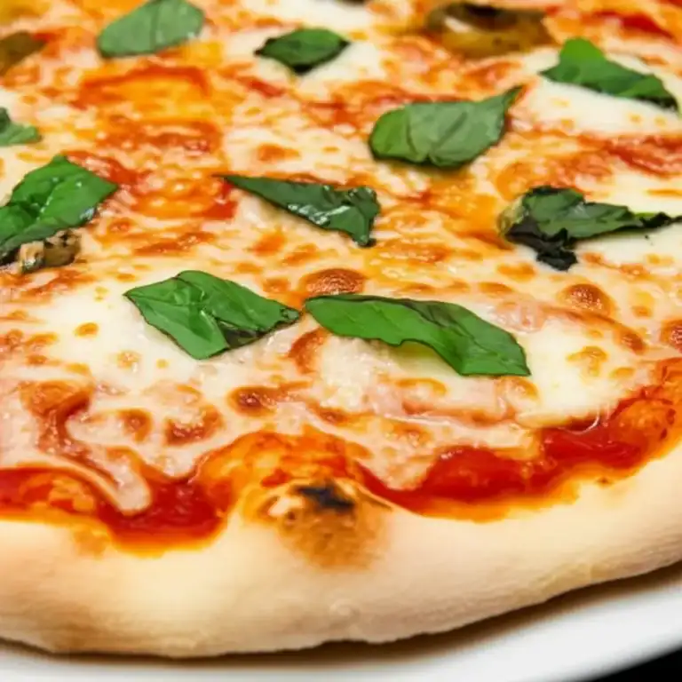 Imagem de uma deliciosa pizza caseira fofinha e crocante naturalmente, pronta para ser servida.