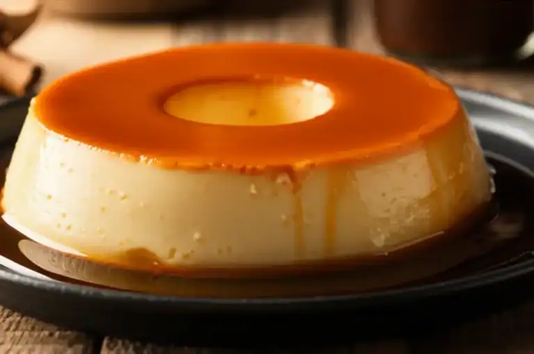 Um delicioso pudim sem forno naturalmente cremoso, decorado com calda caramelizada, pronto para ser saboreado.