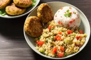 Pratos variados e coloridos feitos com sobras de arroz naturalmente, apresentados de forma apetitosa.