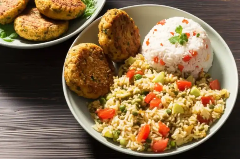 Pratos variados e coloridos feitos com sobras de arroz naturalmente, apresentados de forma apetitosa.